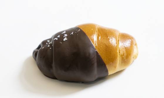 누텔라 초콜릿, 카야 코코넛 잼 등을 토핑으로 얹은 그랜드 하얏트 호텔 ‘더 델리’의 소금빵. 최영재 기자