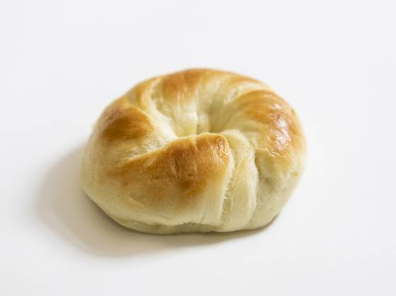 밀가루, 물, 소금, 이스트를 넣은 반죽을 동그랗게 만들고 뜨거운 물에 살짝 데친 후 오븐에 구워내는 ‘베이글’은 쫄깃함이 특징이다. 최영재 기자