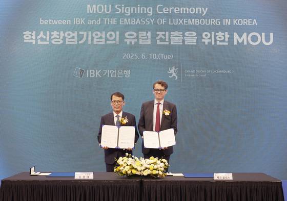 10일 서울 을지로 IBK파이낸스타워에서 열린 업무협약식에서 김성태 IBK기업은행장(왼쪽), 자크 플리스 주한 룩셈부르크 대사(오른쪽)가 기념 촬영을 했다. [사진 IBK기업은행]