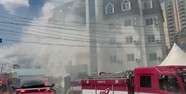 ▲ 14일 오후 1시 52분쯤 원주시 태장동의 모텔 2층에서 불이 나 30여분만에 꺼졌다. 강원소방본부 제공