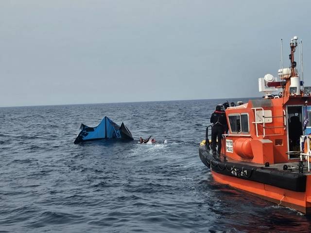 ▲ 지난 13일 강원 강릉 해상에서 레저 활동 중 표류한 60대 구조하는 해경.강릉해양경찰서 제공