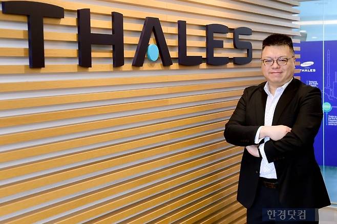 지난달 20일 제프 첸 탈레스 세일즈 엔지니어링 매니저가 서울 용산구 탈레스 한국 본사에서 인터뷰를 한 뒤 기념사진을 찍고 있다. 사진=변성현 한경닷컴 기자