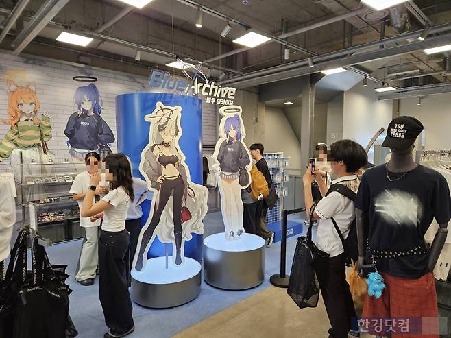 지난 9일 오후 6시 30분경 서울 마포구 홍대 무신사스토어에 입점한 넥슨의 블루아카이브 팝업스토어에서 사람들이 제품을 둘러보고 있다. 사진=박수빈 기자