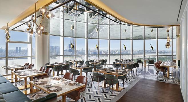 조식은 일반적으로 시작 직후인 오전 6~7시에 가는 것이 가장 여유롭고 음식이 신선하다. 8시 전까지만 도착하면 그래도 여유로운 편이다. 호텔나루서울엠갤러리 제공