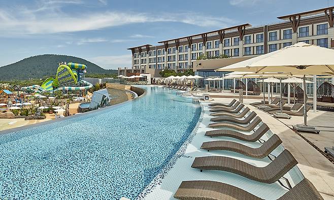 통상적으로 수영복 위에 가운 입고 객실 이동은 허용된다. 신화월드 제공