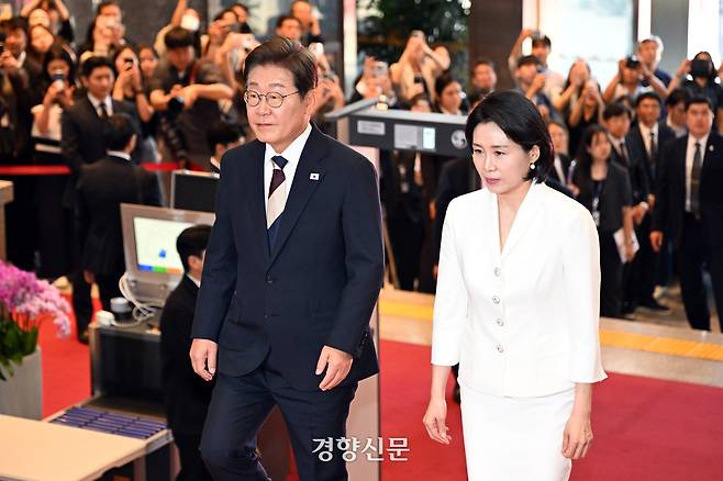 이재명 대통령과 김혜경 여사가 4일 서울 여의도 국회 의사당 중앙홀(로텐더홀)에서 제21대 대통령 취임선서에 참석하고 있다. 박민규 선임기자