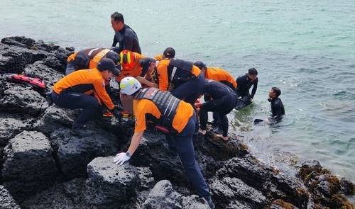 함덕해수욕장 익수자 구조 장면. 제주도소방안전본부 제공