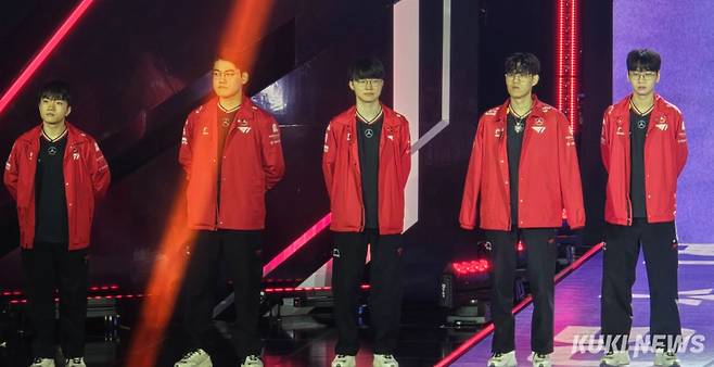 T1 선수들이 14일 오후 3시 부산 사직실내체육관에서 열린 ‘2025 LCK 로드 투 MSI’ 4라운드 KT과 경기에 입장하고 있다. 김영건 기자
