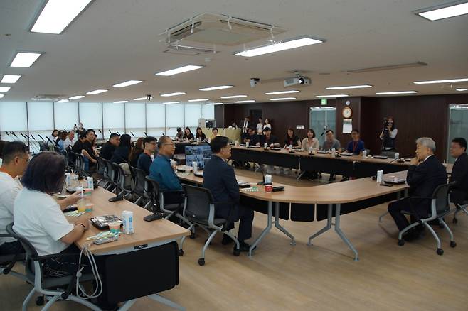 김문훈(오른쪽) 목사가 지난 11일 부산 포도원교회를 방문한 대만 목회자들에게 교회 소개와 목회 비전을 말하고 있다. 김 목사의 소통 방식과 비전에 대해 대만 목회자들은 흡족해하며  크게 매료 됐다.