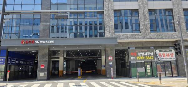 양주 옥정신도시 업무지원시설 부지에 들어선 지식정보센터에 임대를 알리는 문구가 적힌 플래카드만 걸려 있다. 이종현기자