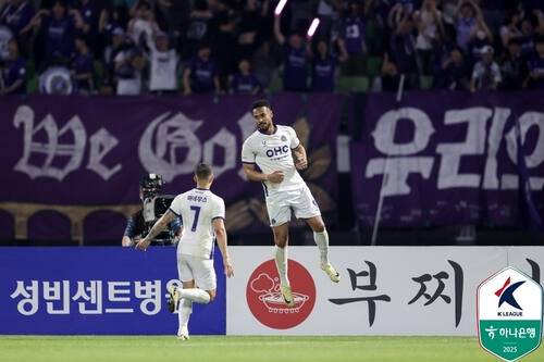 14일 수원종합운동장서 열린 ‘하나은행 K리그1 2025’ 수원FC와의 원정경기서 후반 멀티골을 기록한 FC안양 모따(오른쪽)가 동료 마테우스와 기뻐하고 있다.프로축구연맹 제공