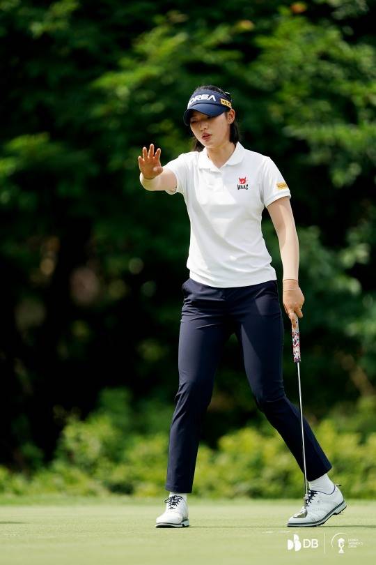 그린을 읽는 박서진. 사진[연합뉴스]