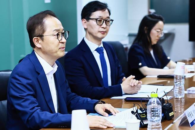 (서울=뉴스1) = 이승렬 산업통상자원부 산업정책실장이 13일 서울 종로구 한국생산성본부 회의실에서 ‘미국 통상 대응 가전업계 간담회’를 주재하고 있다. [산업통상자원부 제공]