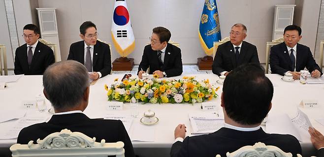 이재명 대통령이 13일 서울 용산 대통령실청사에서 열린 6경제단체와 기업인 간담회에서 이재용 삼성전자 회장의 발언을 듣고 있다. 왼쪽부터)구광모 LG그룹 회장, 이 삼성전자 회장, 이 대통령, 정의선 현대자동차그룹 회장, 신동빈 롯데그룹 회장. 2025.06.13. [대통령실사진기자단 김호영 기자]