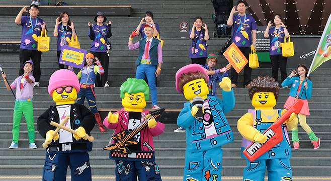 지난달 서울 용산역광장에서 ‘레고 페스티벌’을 홍보하기 위해 열린 플레이 팝 행사에서 레고 코스튬을 한 관계자들이 기념촬영을 하고 있다. [사진 = 연합뉴스]