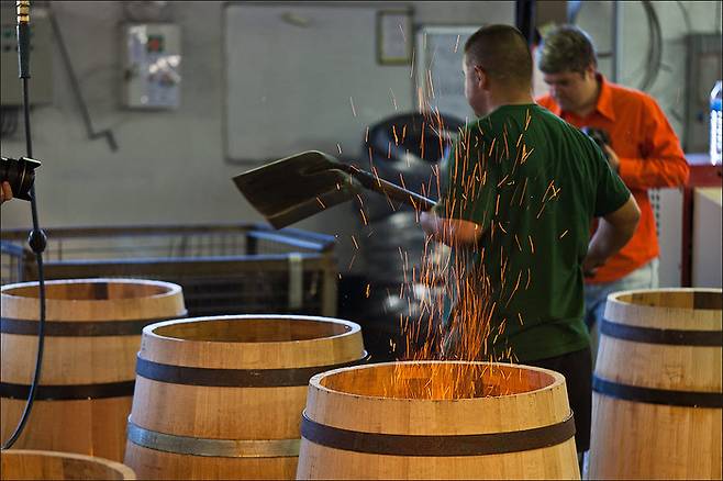 구워지고 있는(toasting) 오크통. 양조자는 오크통을 굽기에 따라 다르게 사용하기도 한다. 일반적으로는 많이 구워질수록 바닐라와 스모키한 풍미가 와인에 많이 함유된다.