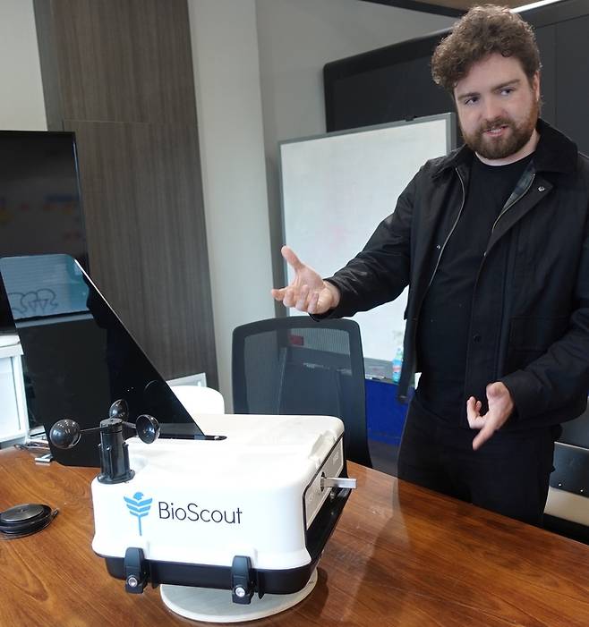 바이오스카우트 창업자인 루이스 콜린스 CEO가 곰팡이균 탐지 장비 앞에서 관련 기술과 성능에 대해 설명하고 있다.