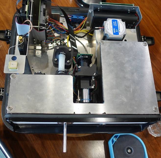 바이오스카우트가 개발한 곰팡이균 탐지장비 내부 모습. 사진 밑으로 길게 삐져 나온 부분이 공기 흡입구다.