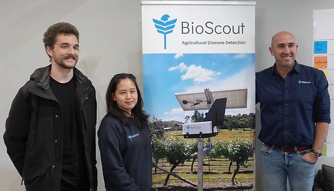 바이오스카우트에 대해 소개해준 직원들이 포즈를 취했다. 왼쪽부터 닉 릴리화이트 AI헤드, 김세진 데이터 엔지니어, 찰스 시몬스 최고영업책임자(CSO).