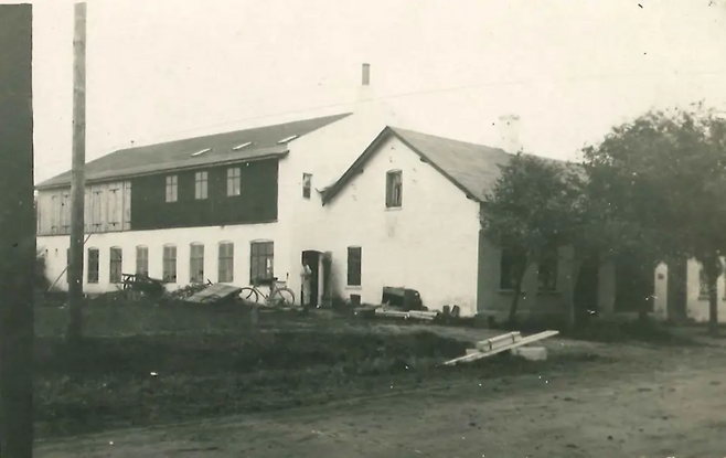 첫번째 화재 이전의 집과 목공소