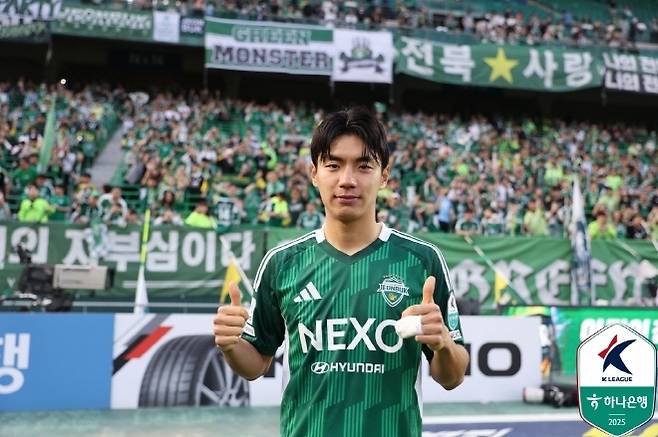 전북 현대 공격수 전진우. 폴란드 매체 ‘트란스페리 인포’는 12일 “폴란드 신흥 강호 라쿠프 쳉스토호바가 한국의 K리그1 전북에서 활약 중인 전진우를 원한다”고 보도했다. 매체는 이어 “라쿠프는 2024-25시즌 폴란드 프로축구 1부 리그 준우승을 차지한 강호다. 라쿠프는 차기 시즌 유럽축구연맹(UEFA) 콘퍼런스리그(UECL) 출전권을 확보한 상태다. 라쿠프는 올여름 전력 보강을 확실하게 하고자 한다”고 했다. 사진=한국프로축구연맹