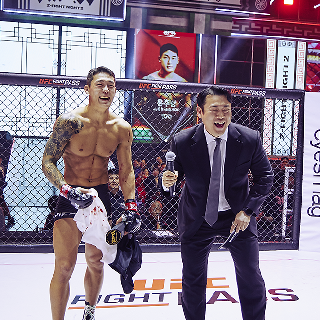유주상이 2024년 12월 경기도 고양시 KINTEX 제2전시장 7A홀에서 Lookin‘ for a Fight 이벤트 및 UFC 파이트 패스 생중계로 진행된 ZFN 2 메인카드 제5경기 승리 인터뷰에서 웃고 있다. 사진=MCP ECC