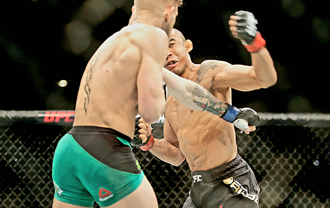 잠정 챔피언 코너 맥그레거가 2015년 12월 미국 네바다주 라스베이거스 MGM 그랜드가든 아레나 UFC 페더급 통합타이틀매치에서 전진하는 정규 챔피언 조제 아우두를 근거리 레프트 카운터로 쓰러뜨리고 있다. 사진=Getty Images=연합뉴스 제공