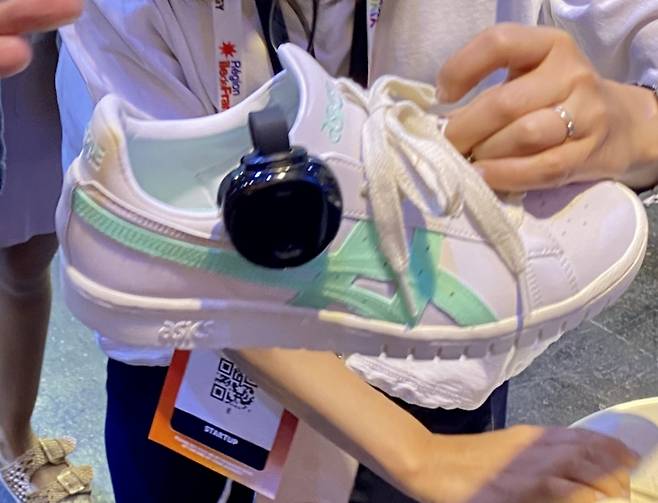 프랑스 파리 '비바테크 2024'에 출품된 일본 전자기기 스타트업 '아시라세' 보행자 내비게이터를 신발에 부착한 모습/사진=김성휘 기자