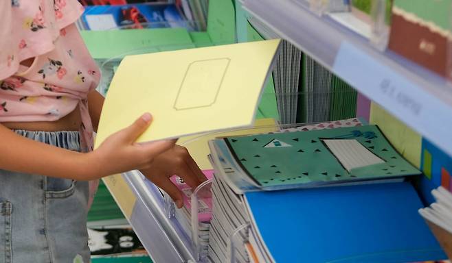 문구용품을 구경하던 8세 여아에게 다가가 성범죄를 저지른 20대가 징역형의 집행유예를 선고받았다. 위 사진은 기사 내용과 무관함/사진=게티이미지뱅크