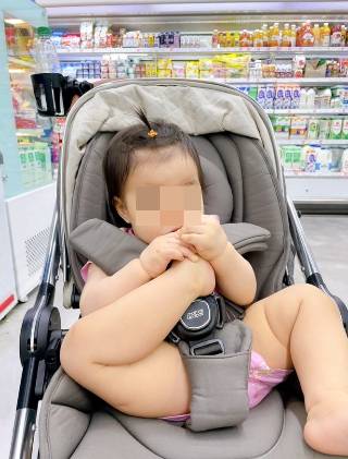 어른들과는 보법이 다른 아기들의 위생 관념. 대체 자기 발가락은 왜 빨아먹는 건지 항상 궁금하다. /사진=최우영 기자