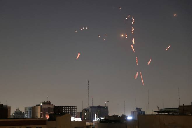 14일(현지시간) 이란 테헤란을 겨냥한 이스라엘 공습에 대응하기 위해 방공망이 작동 중인 모습./로이터=뉴스1