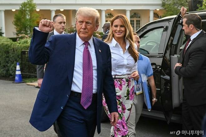 (워싱턴 AFP=뉴스1) 최종일 선임기자 = 12일(현지시간) 백악관 잔디밭에서 열린 '의회 피크닉' 행사에 도널드 트럼프 미국 대통령 부부가 참석했다. 2025.06.12  ⓒ AFP=뉴스1  Copyright (C) 뉴스1. All rights reserved. 무단 전재 및 재배포,  AI학습 이용 금지. /사진=(워싱턴 AFP=뉴스1) 최종일 선임기자