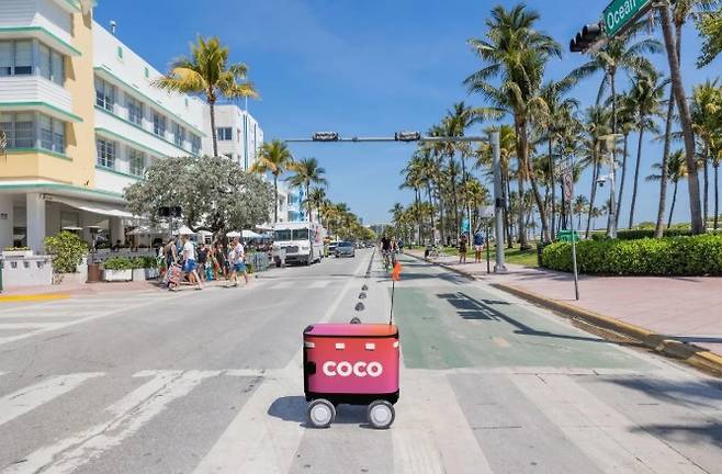 배송로봇 스타트업인 '코코로보틱스'가 챗GPG 개발사인 오픈AI의 샘 올트먼 CEO(최고경영자) 등으로부터 8000만달러(약 1100억원) 투자를 유치했다./사진=블룸버그