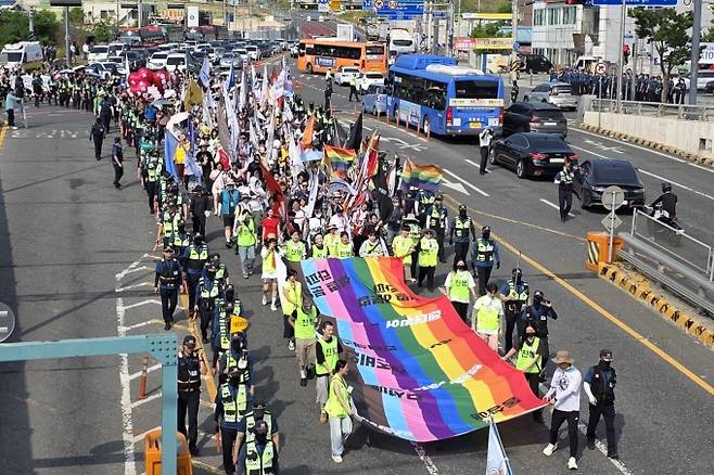 지난 7일 대전 동구 소제동에서 제2회 대전퀴어문화축제 참가자들이 행사를 마치고 거리 퍼레이드를 하고 있다. /사진=뉴스1