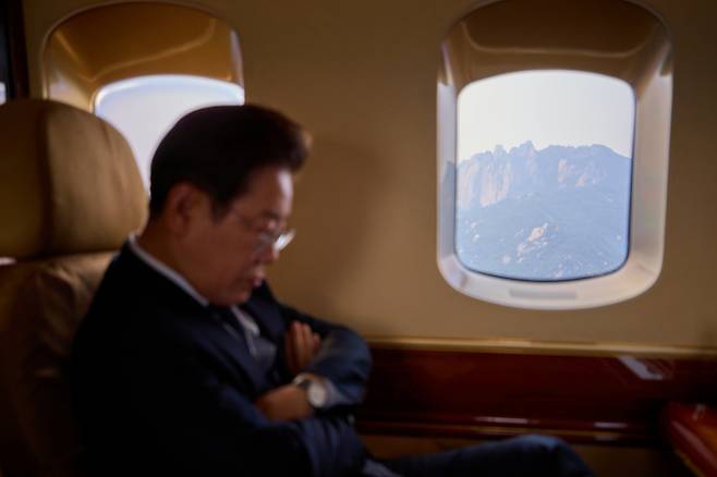 이재명 대통령이 지난 13일 대통령 전용 헬리콥터에 탑승해 이동하며 생각에 잠겨 있다. /사진=이재명 대통령 SNS