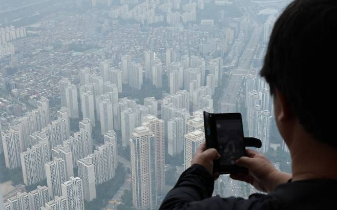 6월 둘째 주 기준 서울 아파트 매매가격은 전주 대비 0.26% 상승해 40주 만에 가장 높은 주간 상승률을 기록했다. 사진은 이날 서울 송파구 서울스카이 전망대에서 바라본 서울 아파트 단지 모습./사진-뉴스1