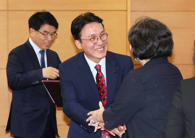 김민석 국무총리 후보자가 14일 서울 종로구 통의동 금융감독연수원에 마련된 청문회 준비단 사무실에서 식품·외식업 협회와 전문가 등이 참석한 가운데 열린 밥상물가 안정을 위한 경청 간담회에 참석하며 인사를 나누고 있다. 연합뉴스