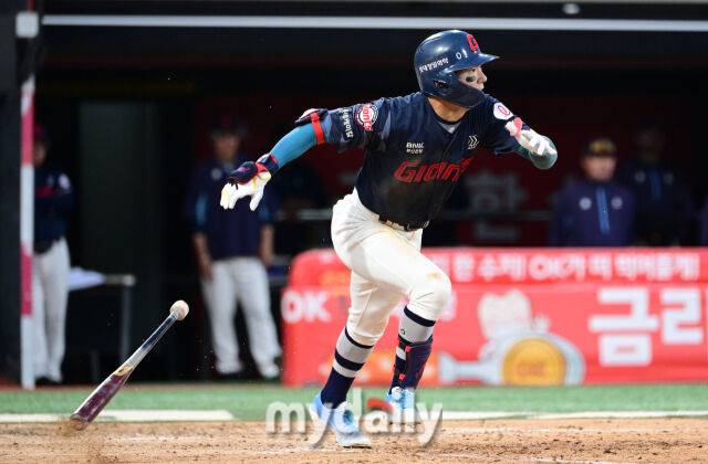 2025년 6월 11일 오후 경기도 수원시 KT위즈파크에서 '2025 신한 SOL뱅크 KBO 리그' 롯데 자이언츠와 KT위즈의 경기가 열렸다. 롯데 장두성이 7회초 선두타자로 나와 타격한 뒤 뛰고 있다./마이데일리