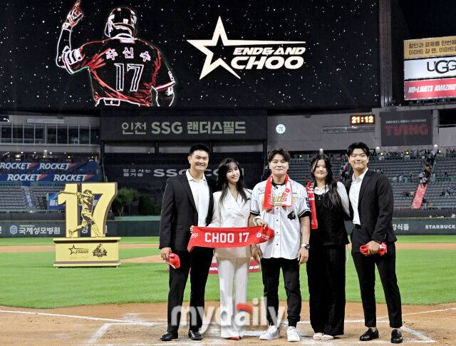 추신수가 14일 오후 인천 문학동 SSG랜더스필드에서 진행된 은퇴식에서 가족들과 함께 포토타임을 갖고 있다./인천 = 송일섭 기자