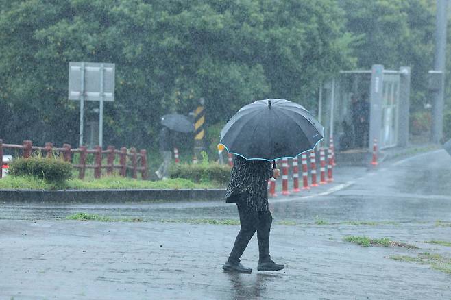 남부지방을 중심으로 호우주의보가 내린 가운데 토요일인 14일 낮까지는 전국 대부분 지방에 비가 오겠다. [연합]