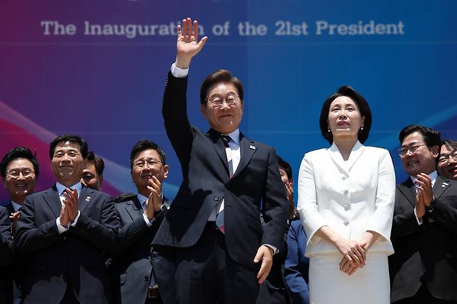 이재명 대통령 내외가 4일 오전 서울 여의도 국회 로텐더홀에서 취임 선서를 마치고 나와 잔디광장에 모인 시민들을 향해 인사하고 있다. 이상섭 기자
