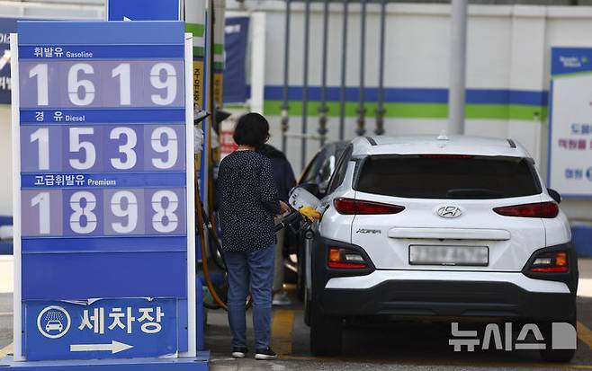 [서울=뉴시스] 김근수 기자 = 8일 서울 시내의 한 주유소에서 시민이 차량에 주유를 하고 있다. 2025.06.08. ks@newsis.com