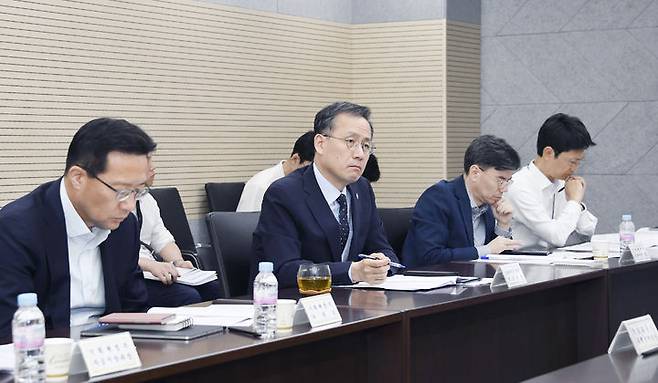 [서울=뉴시스] 김근수 기자 = 이형일 기획재정부 장관 직무대행 1차관이 12일 오후 정부세종청사 중앙동에서 '제17차 부동산 시장 및 공급상황 점검 전담반 회의'를 주재하고 있다. (사진= 기획재정부 제공) 2025.06.12. photo@newsis.com *재판매 및 DB 금지