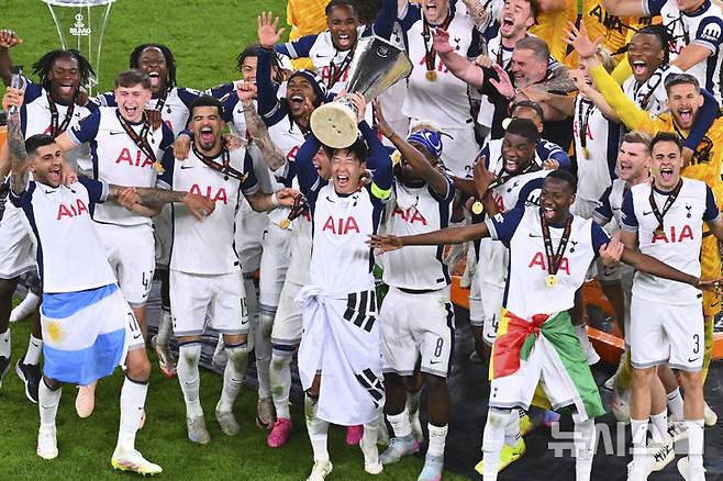 [빌바오=AP/뉴시스] 토트넘 홋스퍼의 손흥민이 지난달 21일(현지 시간) 스페인 빌바오의 산 마메스 스타디움에서 열린 2024-25 유럽축구연맹(UEFA) 유로파리그(UEL) 결승전에서 우승한 뒤 동료들과 함께 트로피를 들어 올리고 있다. 토트넘은 맨체스터 유나이티드를 1-0으로 꺾고 우승을 차지했으며, 손흥민은 생애 첫 우승컵을 들어 올렸다. 2025.05.22.