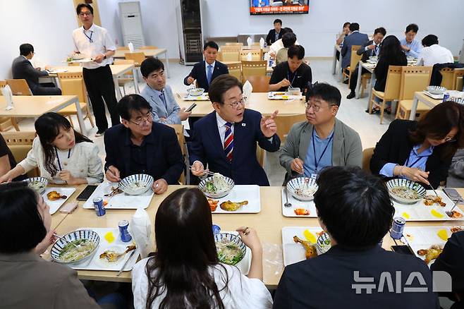 [서울=뉴시스] 최진석 기자 = 이재명 대통령이 11일 서울 용산 대통령실 기자식당에서 출입기자들과 식사를 하고 있다. 2025.06.11. myjs@newsis.com