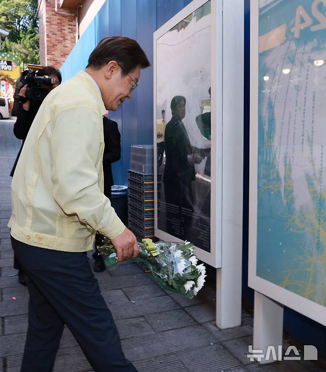 [서울=뉴시스] 고범준 기자 = 이재명 대통령이 12일 서울 용산구 이태원 참사 현장 '10·29 기억과 안전의 길'을 찾아 희생자를 추모하며 헌화하고 있다. (대통령실통신사진기자단) 2025.06.12. bjko@newsis.com