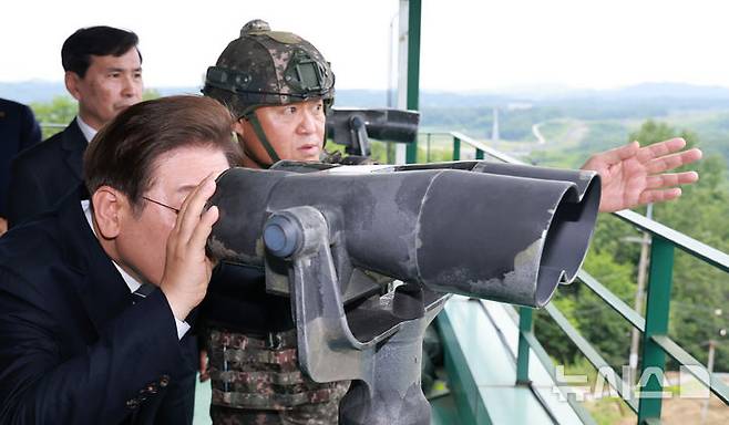[연천=뉴시스] 고범준 기자 = 이재명 대통령이 13일 경기도 연천군 25사단 비룡전망대를 방문해 망원경으로 북측을 살펴보고 있다. 2025.06.13. bjko@newsis.com