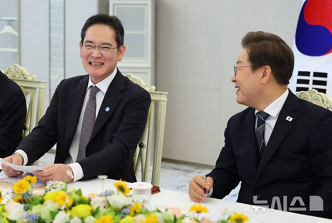 [서울=뉴시스] 최진석 기자 = 이재명 대통령이 13일 서울 용산 대통령실에서 열린 6경제단체와 기업인 간담회에서 이재용 삼성전자 회장의 발언을 경청하며 미소짓고 있다. 2025.06.13. myjs@newsis.com