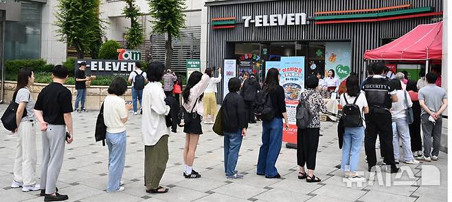 [서울=뉴시스] 추상철 기자 = 28일 오전 서울 송파구 세븐일레븐 챌린지스토어점 앞에서 열린 '이스타항공, 세븐일레븐X하림 도쿠시마 컵라면 출시 기념 행사'에서 시민들이 이벤트에 참여하기 위해 길게 줄 서 있다. 이스타항공이 일본 도쿠시마 노선을 홍보하기 출시한 이 라면은 28일부터 전국 세븐일레븐에서 구매할 수 있으며, 6월부터는 이스타항공 기내에서도 만나볼 수 있다. 2025.05.28. scchoo@newsis.com