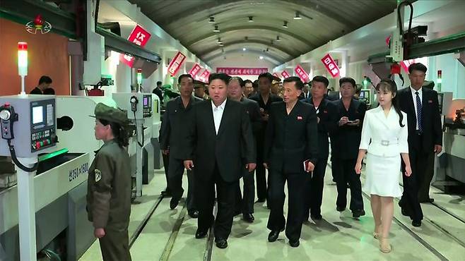 [서울=뉴시스] 북한 조선중앙TV가 북한 김정은 국무위원장이 13일 중요군수공업기업소를 현지지도했다고 14일 보도했다. 방송은 이 기업소의 이름과 위치는 밝히지 않았다. (사진=조선중앙TV 캡처) 2025.06.14. photo@newsis.com *재판매 및 DB 금지
